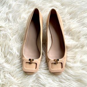 Tory Burch Patent Leather Buckle Toe Stacked Low Heel Cream Court Shoes Size 9